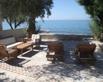 House On The Wave - Marathokampos - Patio