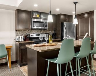 Rockies Getaway 2BR with Patio Hot Tub and Gym - Dead Man's Flats - Cocina