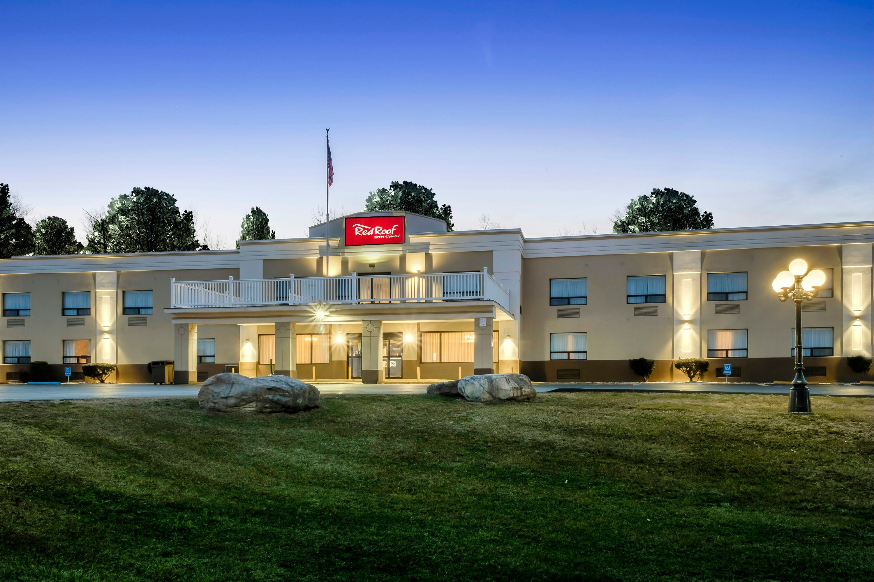 Red Roof Inn & Suites Newburgh – Stewart Airport/ West Point - New Windsor - Edificio