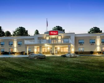 Red Roof Inn & Suites Newburgh – Stewart Airport/ West Point - New Windsor - Edificio