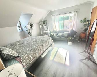 Charming 1-bedroom suite 2nd floor house in Pleasant Buena Park with AC, WiFi - Buena Park - Chambre