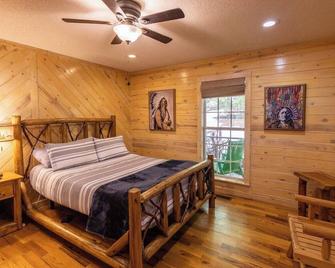 Luxury Cabin with fire pit near Helen/Pet friendly - Cleveland - Bedroom