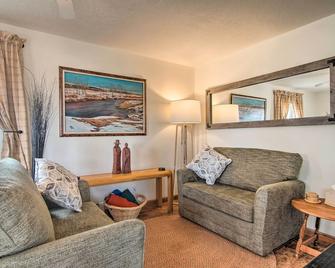 Red Gates Cottage 3 Miles to University! - Laramie - Living room
