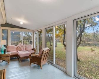 The Rest on the River - Cedar Falls - Living room