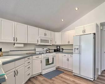 Beautiful Lakefront View With Private Dock! - Fremont - Cocina