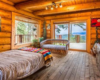 Log Home, spectacular views,situated, area surrounded by lakes\nBC Reg#H096682329 - Madeira Park - Camera da letto