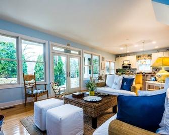 New Buffalo Home with Association Pool. Walk to downtown! - New Buffalo - Вітальня