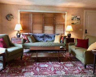 Konkapot Cottage, Pastoral Bliss With Wide Views - New Marlborough - Sala de estar
