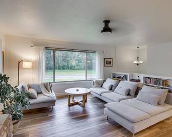 Serene Palmer Home: Walk to Downtown & Riverfront! - Palmer - Sala de estar