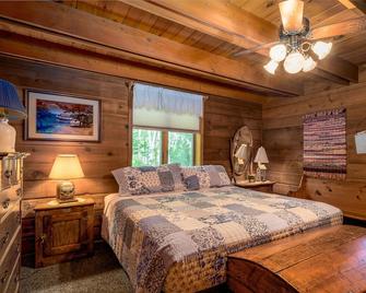 Rustic, cozy log home vacation retreat near Sister Bay. - Ellison Bay - Bedroom