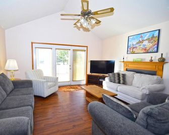 Fountain Road 13701 3 Bedroom Home by RedAwning - Ocean City - Living room