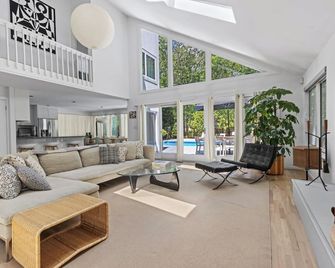 Contemporary 3BR Getaway in Quogue with Heated Pool - Quogue - Sala de estar