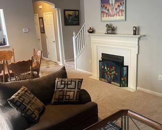 Entire 2 Bdrm 2.5 Bath Duplex - Mountains, Rivers, Wineries, Breweries, Casino - Bolivar - Living room
