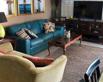 Great condo close to historic Ft Morgan! Perfect Relaxation at Indies 110! - Fort Morgan - Living room