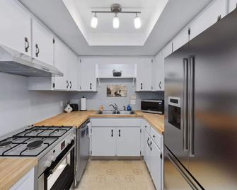 Albert's Abode - 1bed 1bath Apartment in Prime Brandon Location - Brandon - Kitchen