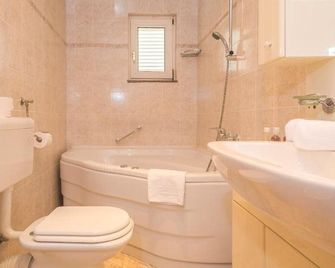 Hotel Neva - Podstrana - Bagno