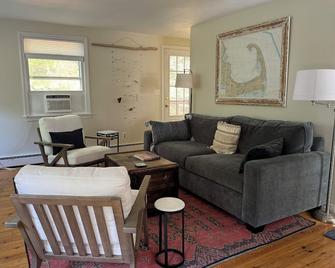 Charming Cape Cod Cottage in Truro - Truro - Living room