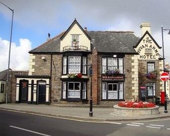 The Vyvyan Arms Hotel - Camborne - Building
