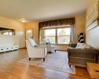 Spacious Canyon Ferry Lake House with Bar and Views! - Helena - Sala de estar