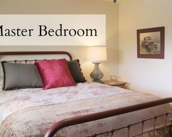 Quiet, Clean, and Cozy Upper-level apartment - Miles City - Bedroom