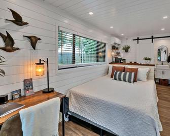 Moss Oak - Container Home Near Magnolia and Baylor - Bellmead - Bedroom