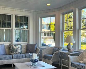 157 Tahanto Rd - Updated 3BR home w/ ocean view, steps to beach! - East Wareham - Sala de estar