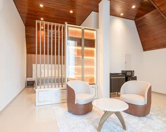 Estúdio completo a 650m da Meia Praia RGOR0025 - Itapema - Living room