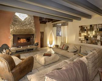 La Case à Tom with enclosed wooded park, private swimming pool, children's playground in Lozère - Mende - Living room