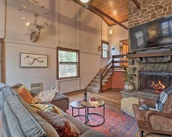 Deck and Fire Pit Cozy Pocono Mountain Home - Lake Harmony - Living room