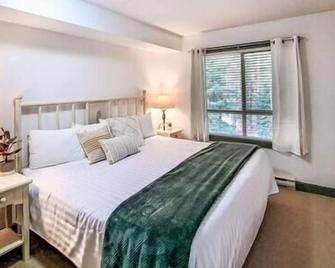 Ski In-Out / King Bed / Near Hot Tub / Fireplace - Panorama - Bedroom