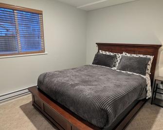 Charming, Spacious Suite w/Private Office - Maple Ridge - Bedroom