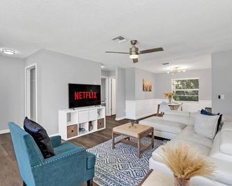 Cozy Villa with Spacious Outdoor Space - Orange City - Living room