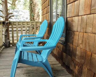 Nature's Tiny Riverside Hideaway - Fayetteville - Patio