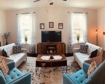 Modern Industrial, 12 min walk to Bridge St. - Phoenixville - Obývací pokoj