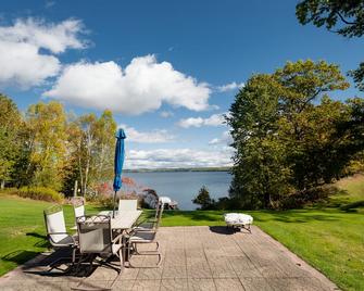 Rustic Log Cabin on Chicaugon Lake - Crystal Falls - Patio