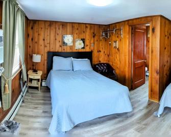 Room 3 - Riverside Motel - 2 Queen Beds - Lewiston - Bedroom