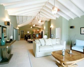 Spacious 3 bedroom villa with pool in Red Pond - Philipsburg - Living room