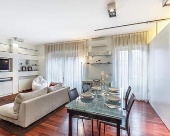 Bright and Cozy Apartment in Isola District - Marco Polo - Milan - Dining room