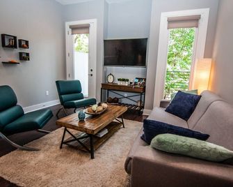 Modern NEW Luxury Townhouse - 1 mile to Downtown & Broadway - Nashville - Oturma odası