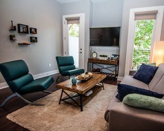 Modern NEW Luxury Townhouse - 1 mile to Downtown & Broadway - Nashville - Oturma odası