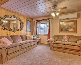 Cozy Home with Hot Tub Half Mi to Salmon River! - Salmon - Вітальня