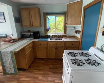 Fisherman's Cove Downtown Harbor Home - Kodiak - Kitchen