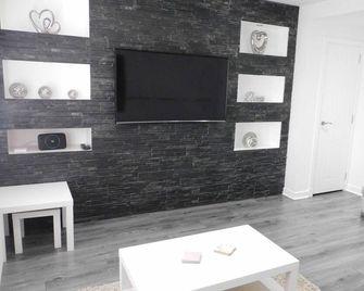 Beautiful 3 Bedroom Home With Large Gard - Whitburn - Stairs