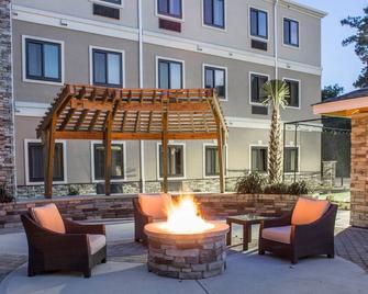Free Breakfast Buffet. Pool. Studio w/ Kitchen Close to Marine Corps Air Station. - Jacksonville - Patio