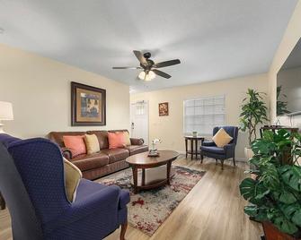 Near Beaches, Downtown Melbourne, Mlb Airport, Fit, And Hrmc! 1 - Melbourne - Living room