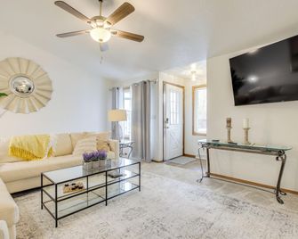 Near Medical Corridor: 'whimsy Wisconsin' Duplex - Green Bay - Living room