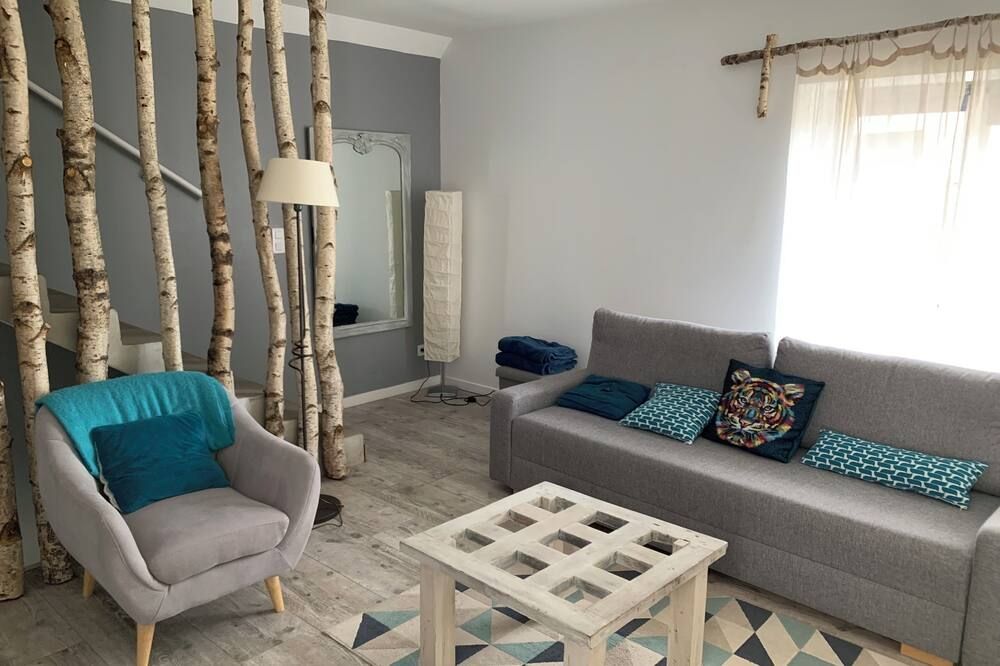 Cosy village house with authentic charm in the heart of Auvergne - Saint-Floret - Living room