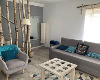 Cosy village house with authentic charm in the heart of Auvergne - Saint-Floret - Living room