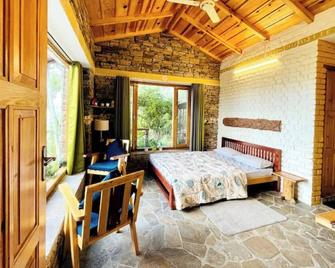 Cozy bungalow nestled in the Himalayas, snow-capped peaks, Kumaoni culture. - Almora - Bedroom