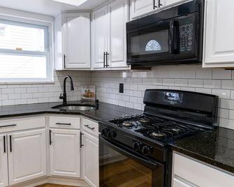 Modern vacation rental w/hot tub. 15 minutes from the airport - Queens